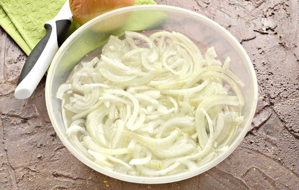 Как замариновать вкусный репчатый лук для шашлыка, еды, салатов – 11 быстрых рецептов
