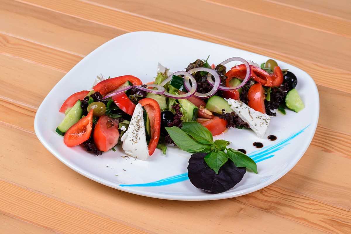20 рецептов греческого салата, которые придутся по вкусу каждому
