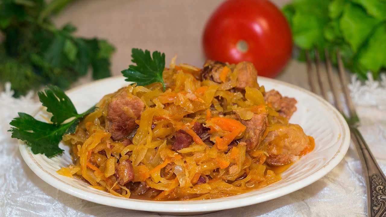Солянка из квашеной капусты со свининой, колбасой и беконом - рецепт пошаговый с фото