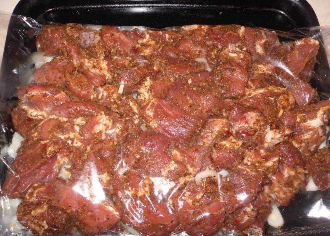 Куриные бедра на луковой подушке - 8 пошаговых фото в рецепте