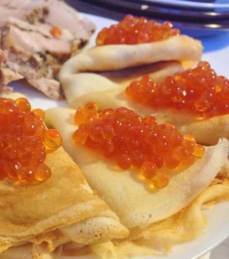 Блины с икрой и как их красиво завернуть