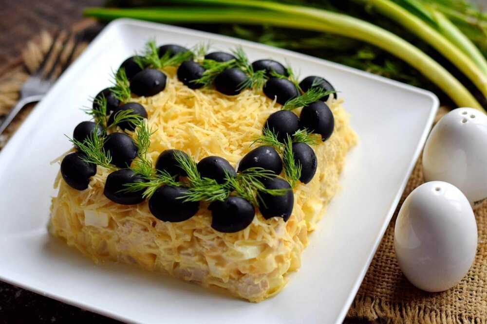 Слоеный салат с курицей и сыром – топ 10 самых удачных рецептов с пошаговыми фото