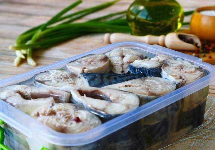 Очень вкусная скумбрия, соленая в домашних условиях: 5 лучших рецептов
