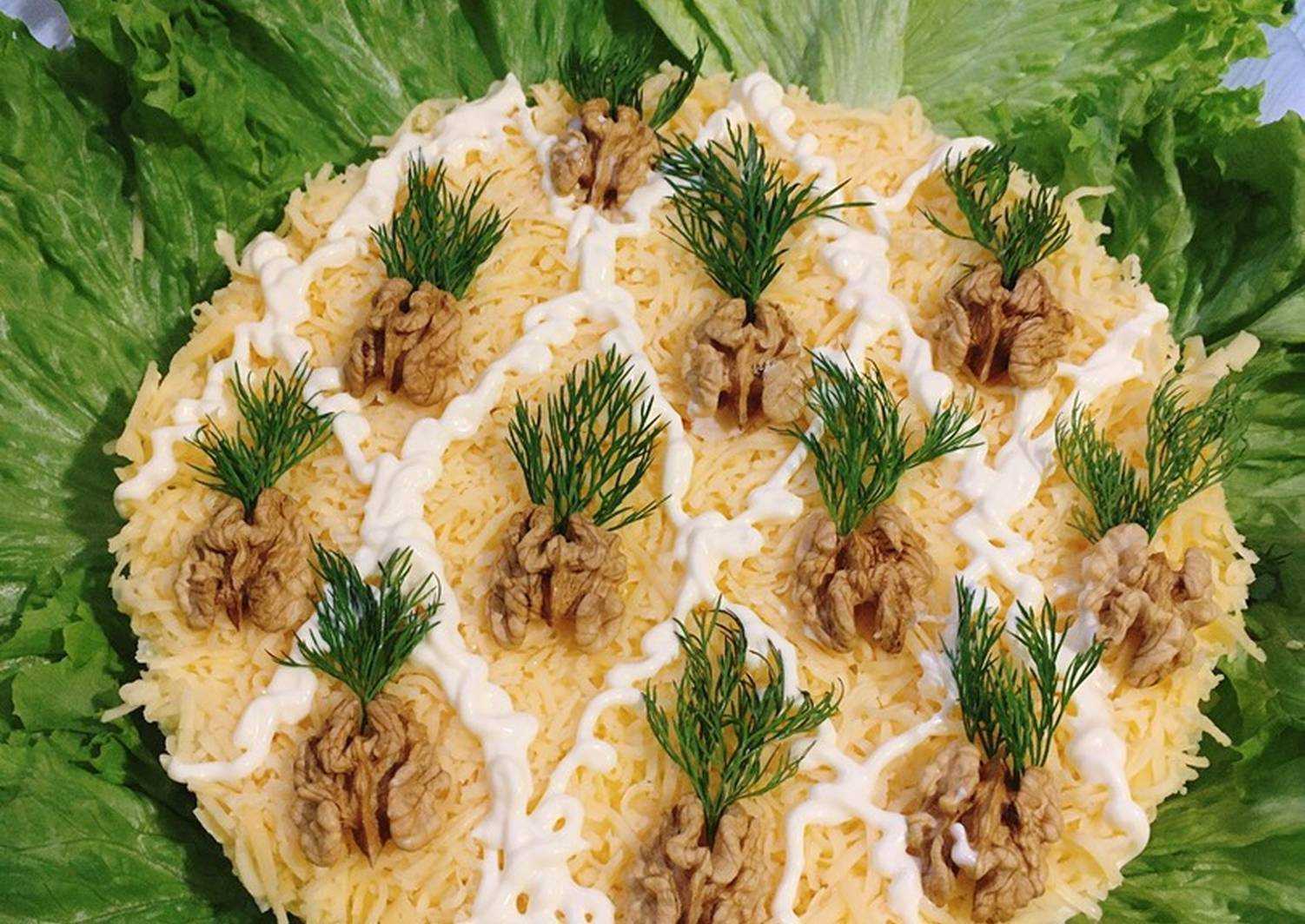 Слоёный салат с ананасом, курицей и сыром