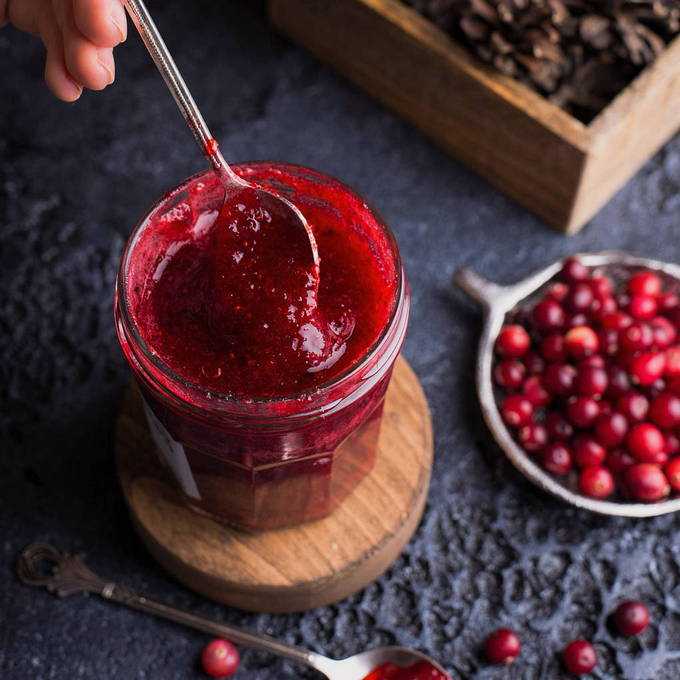 Что приготовить из брусники: 10 вкусных рецептов