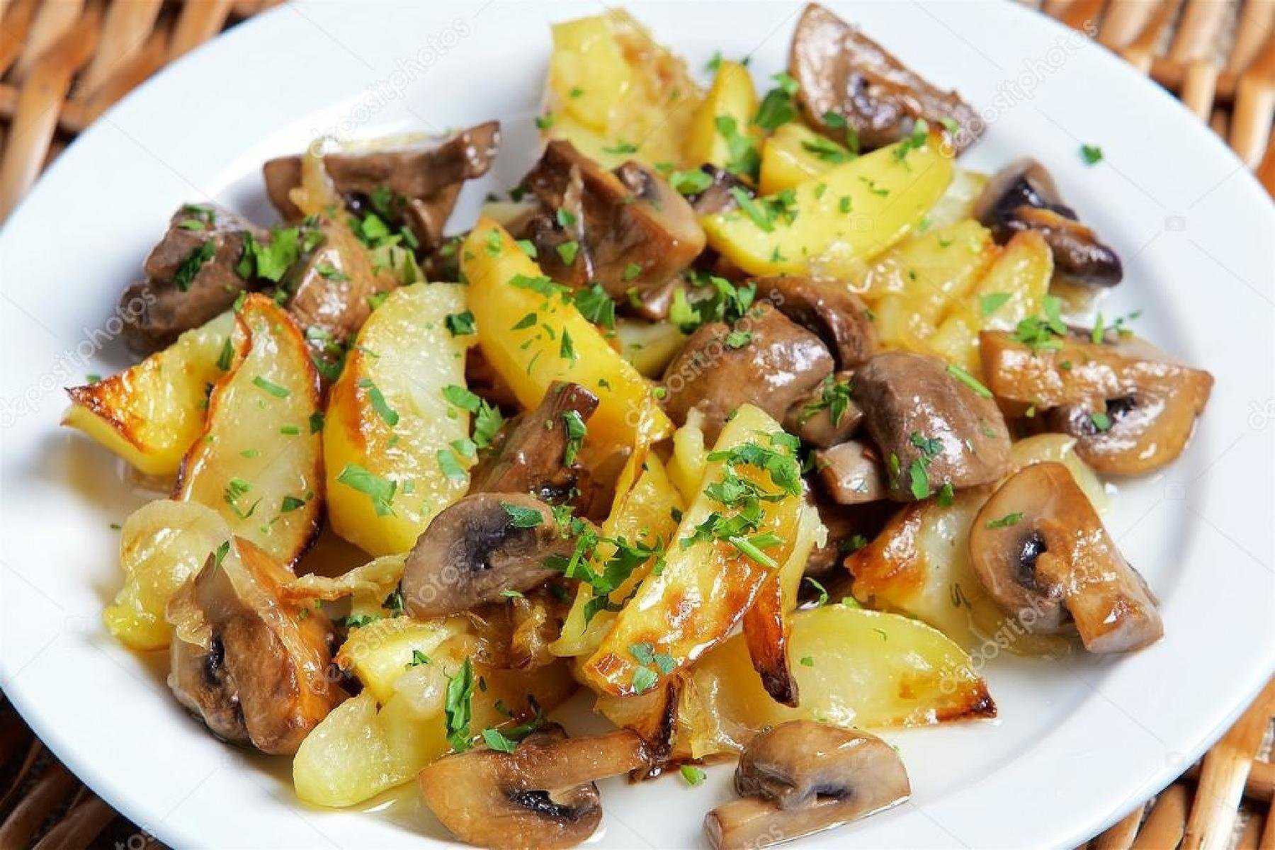 Жареная картошка с шампиньонами и луком на сковороде