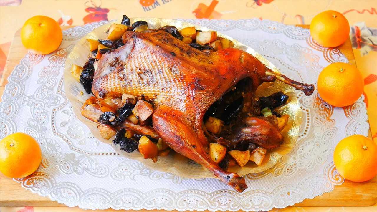Как приготовить утку в духовке целиком: 4 рецепта с фото