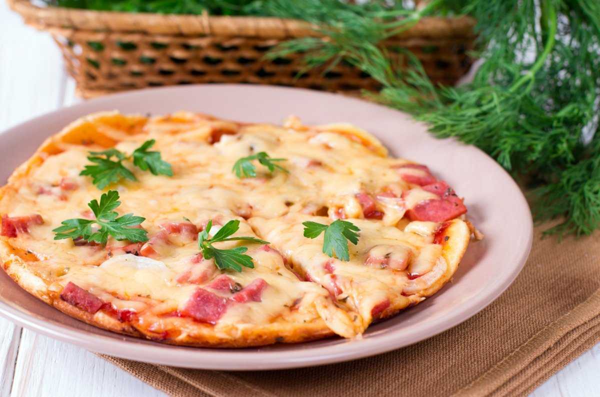 Пицца на сковороде за 10 минут: быстрые и вкусные рецепты с пошаговым описанием