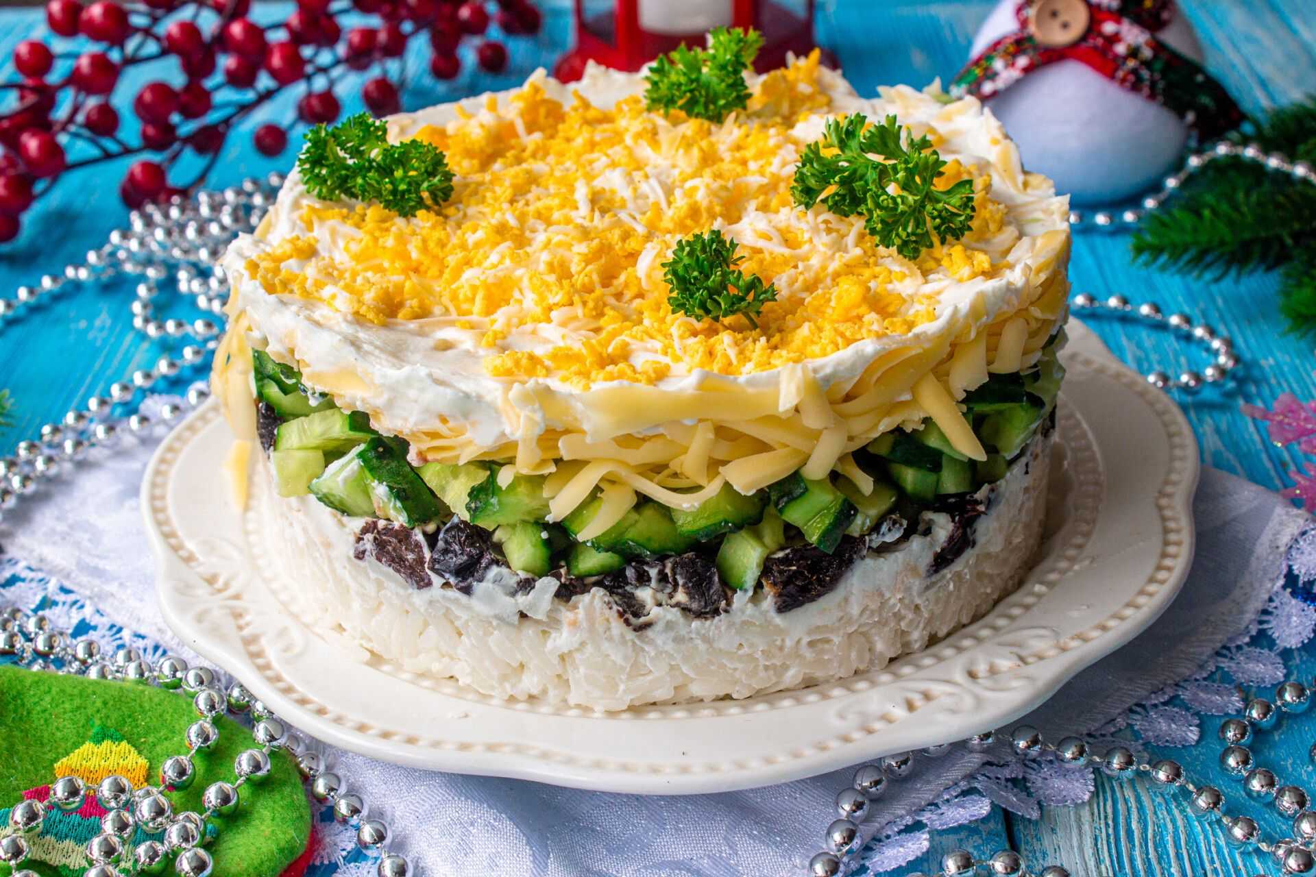 Простой рецепт салата из курицы с яйцом, сыром и помидором