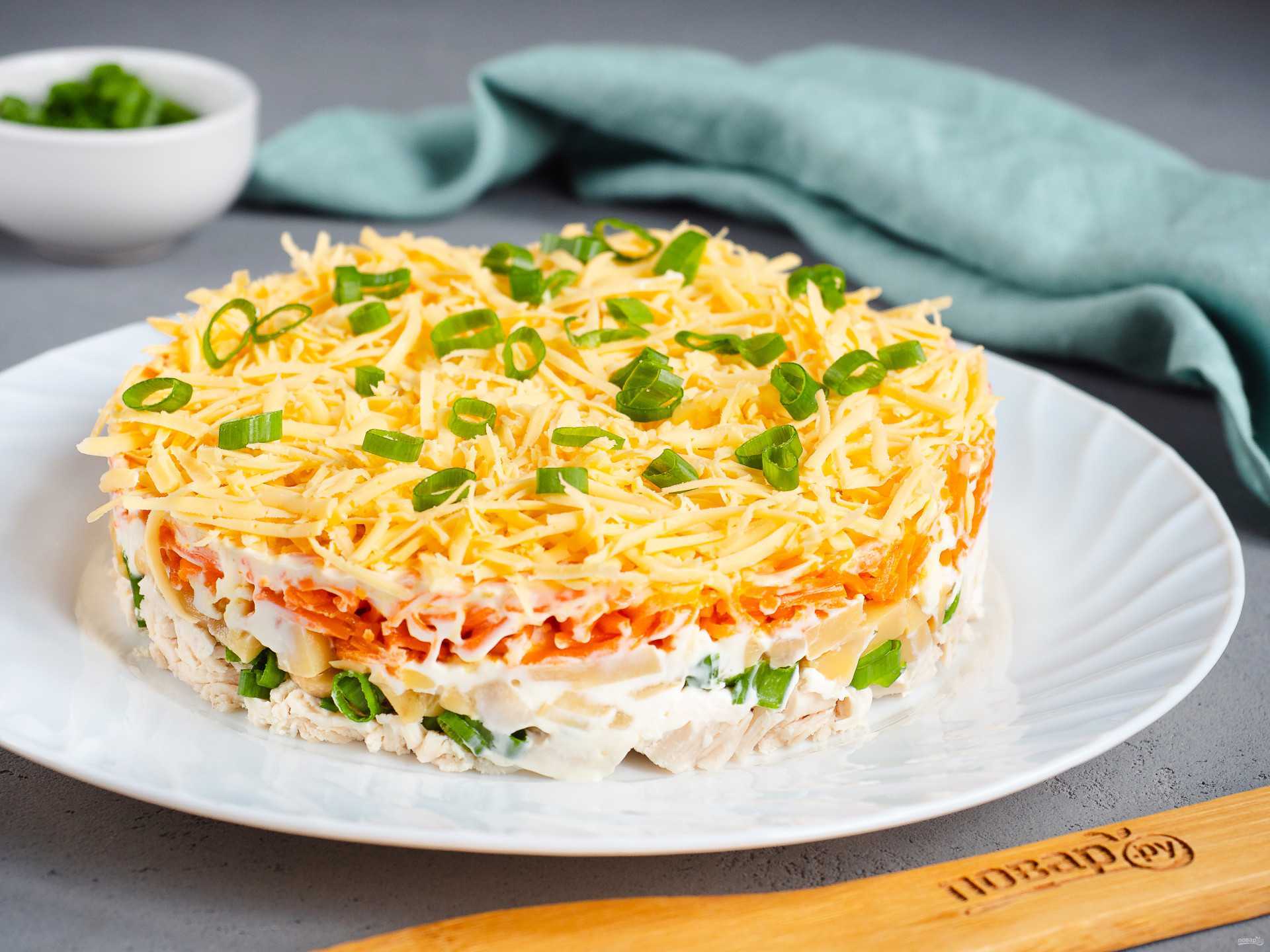 Салат с копченой курицей, маринованными грибами, черносливом и корейской морковкой