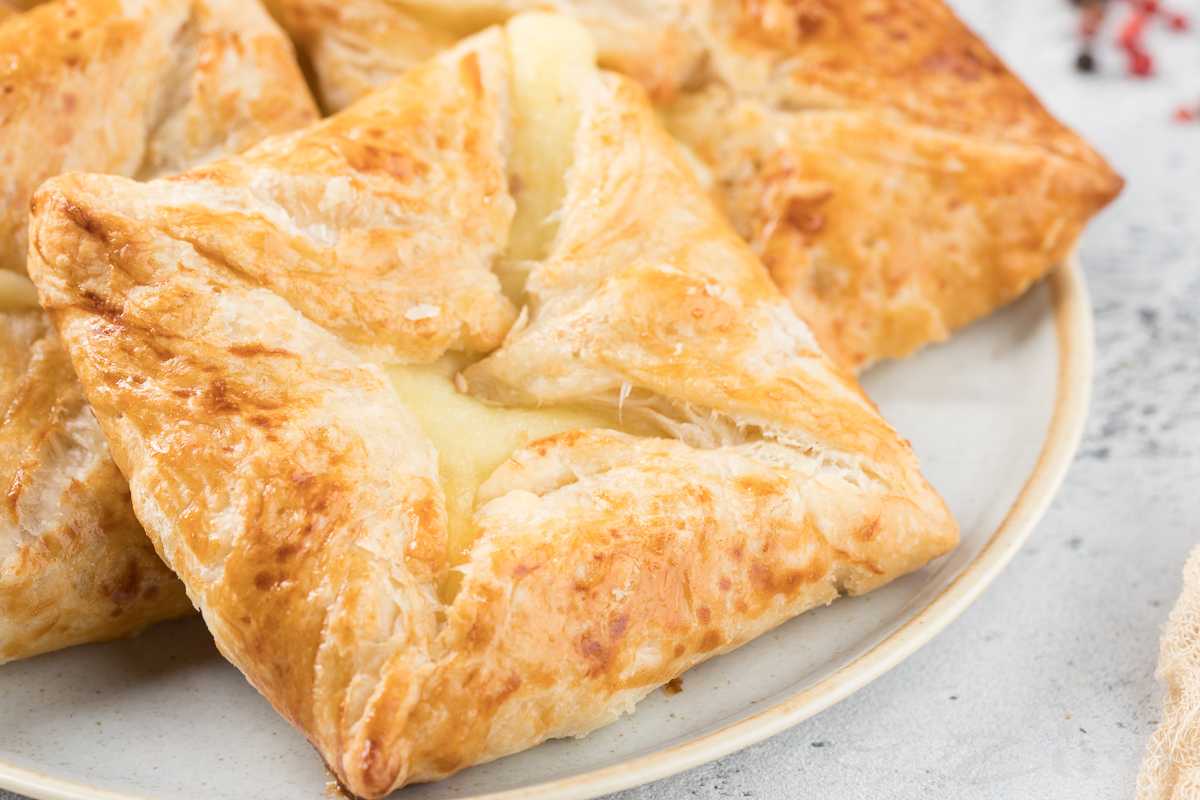 Слоеные лепешки с сыром в духовке  рецепт с пошаговыми фото