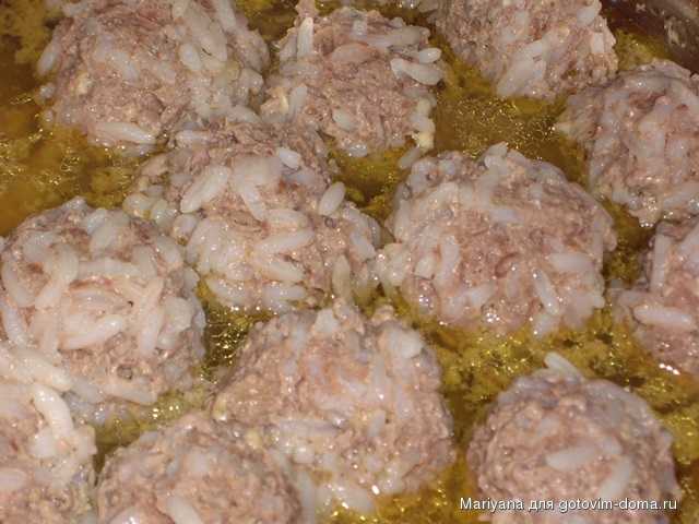 Ежики из фарша с рисом в нежном сметанном соусе