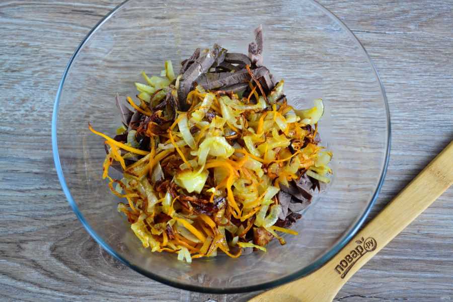 Куриные сердечки, жареные с луком на сковороде: рецепт с фото