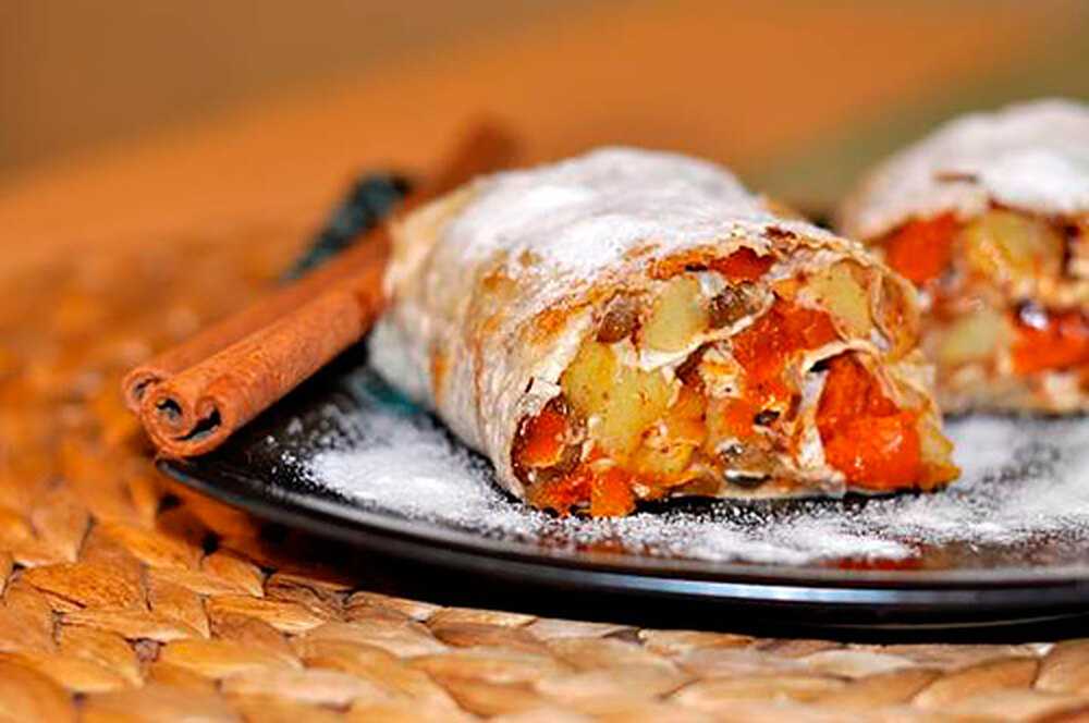 Штрудель из лаваша с творогом и яблоками