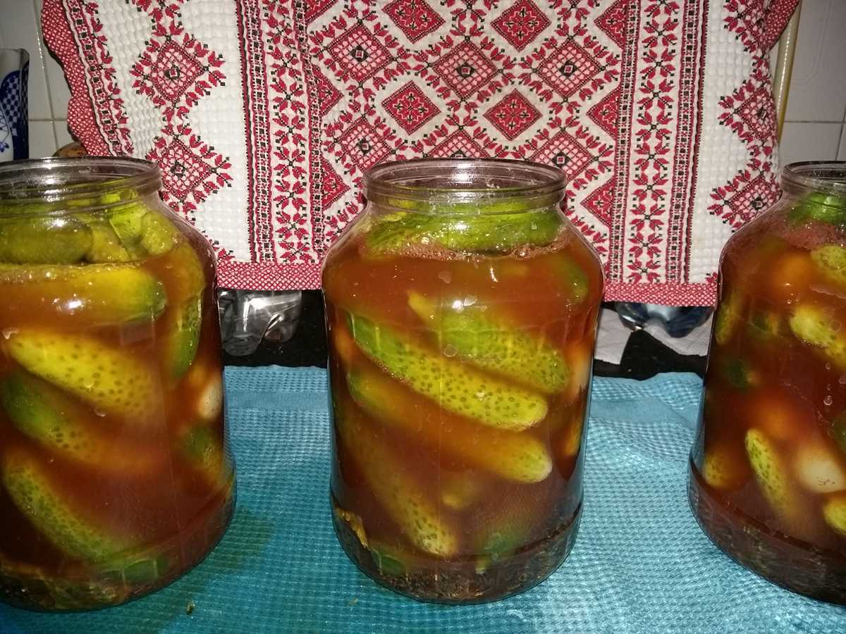 Огурцы с кетчупом чили в литровых банках: самый вкусный рецепт