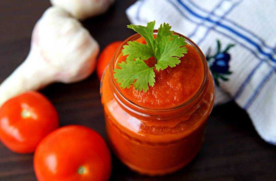 Кетчуп из помидоров на зиму очень вкусный: лучшие рецепты. кетчуп домашний из помидоров на зиму с крахмалом, «пальчики оближешь», без уксуса, с чесноком, луком, базиликом, болгарским и острым перцем, яблоками, сливами: рецепты, секреты