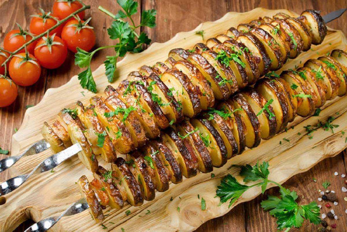 Картошка на мангале в фольге и без нее: 11 рецептов, советы