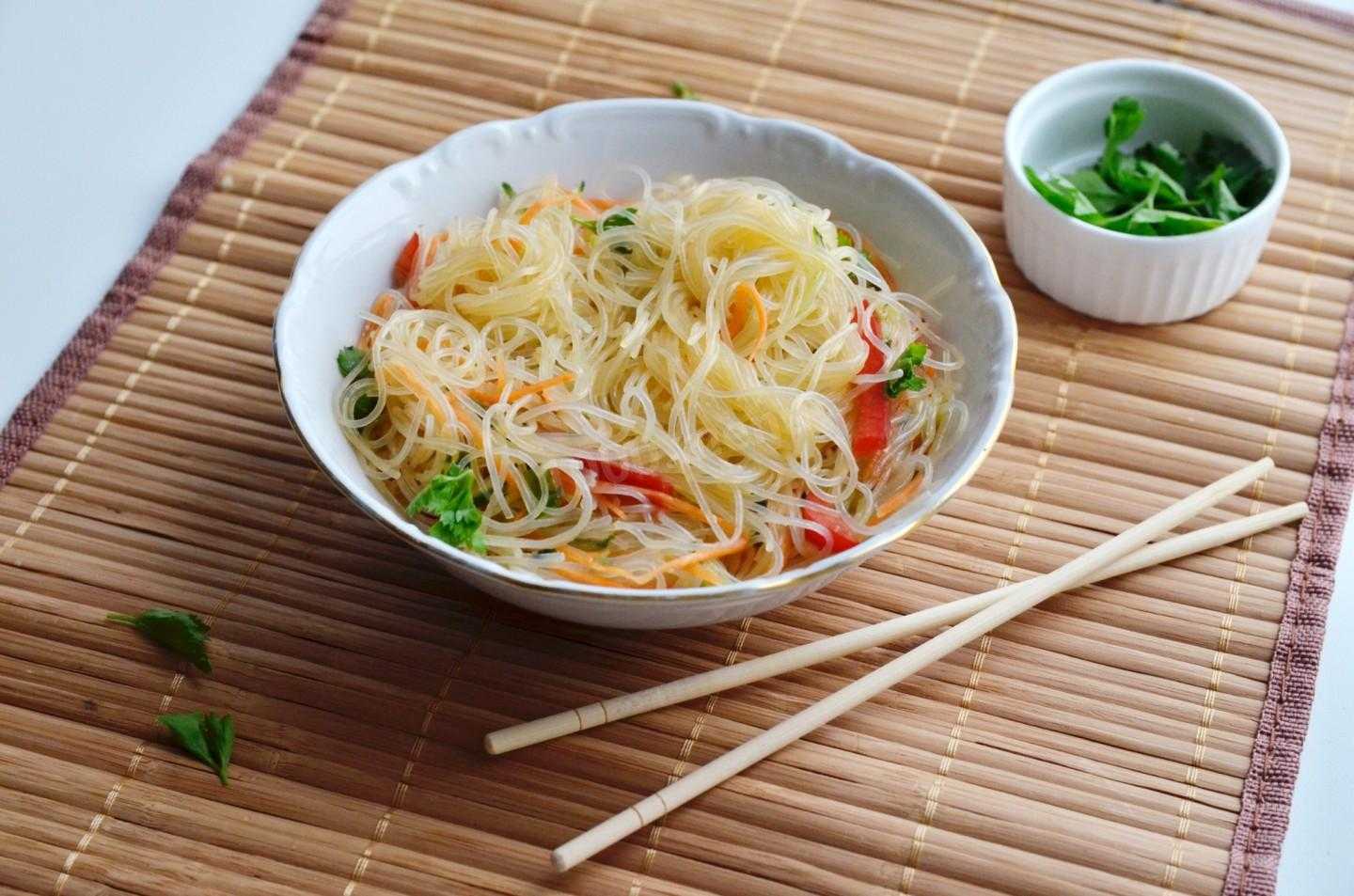 Как приготовить фунчозу с овощами: какие соусы подходят