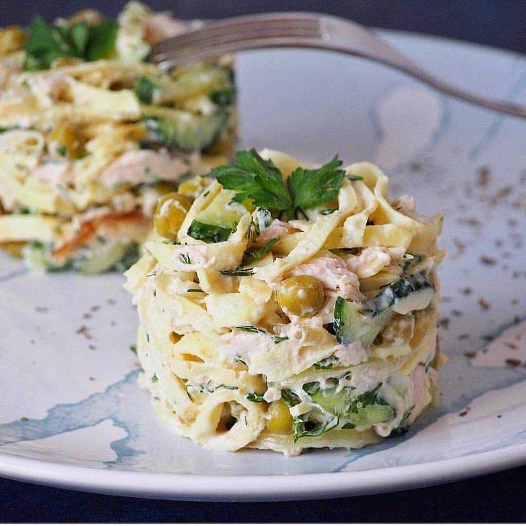 Салат с блинами, копченой курицей и огурцом свежим: рецепт с фото пошагово