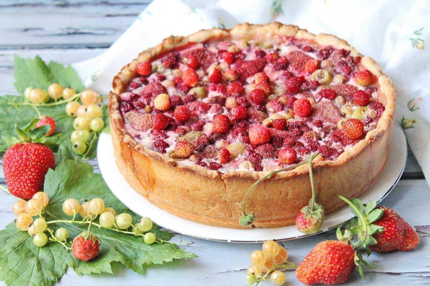 Шарлотка с клубникой – 6 фото рецептов простого и вкусного пирога