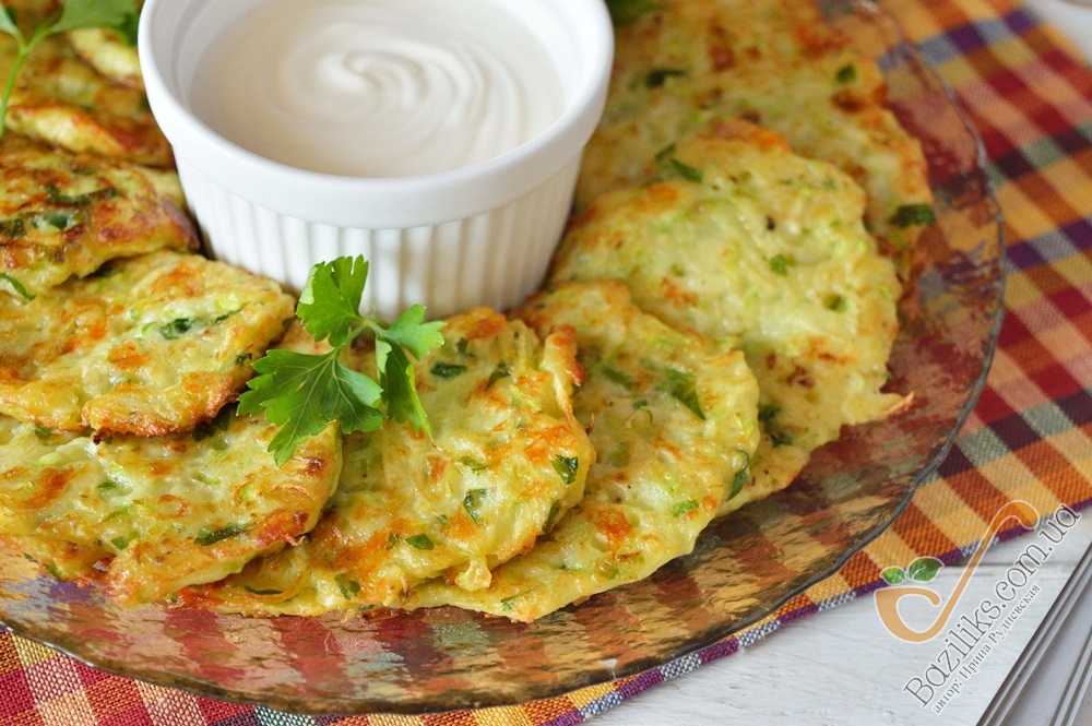 Язычки из кабачков с чесноком и помидорами