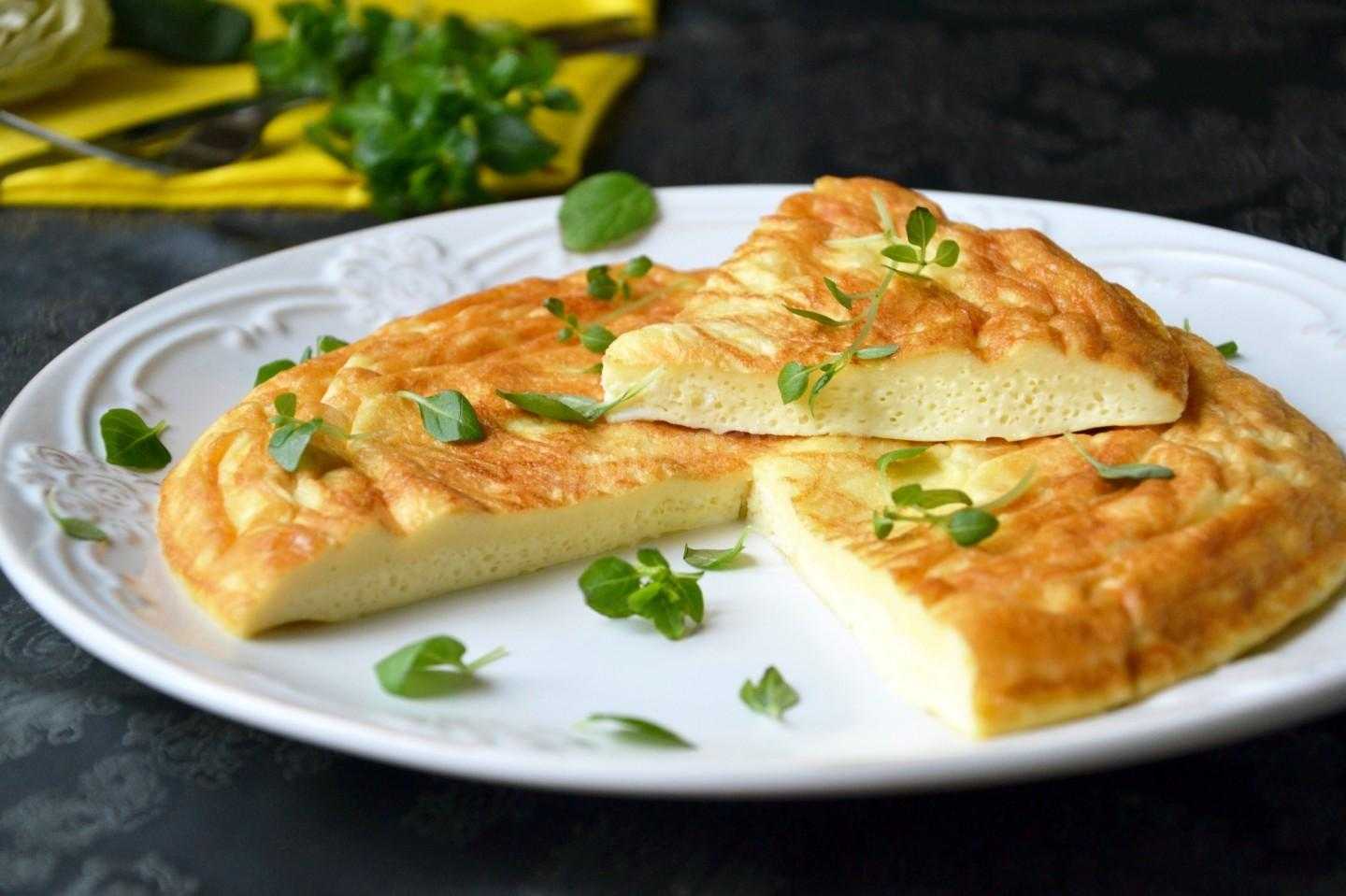 Пышный омлет - рецепт с молоком и яйцом на сковороде