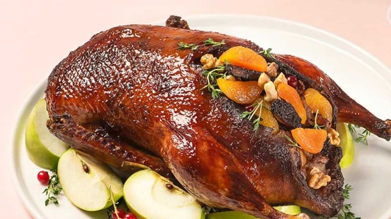 Утка с яблоками в духовке | 6 самых вкусных рецептов с фото