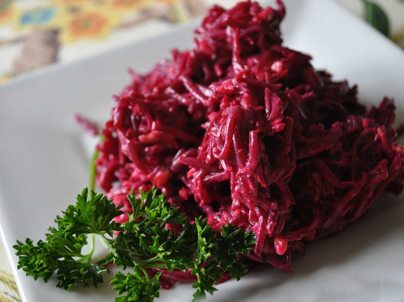 Салат из свеклы с чесноком и майонезом – необычайно вкусно