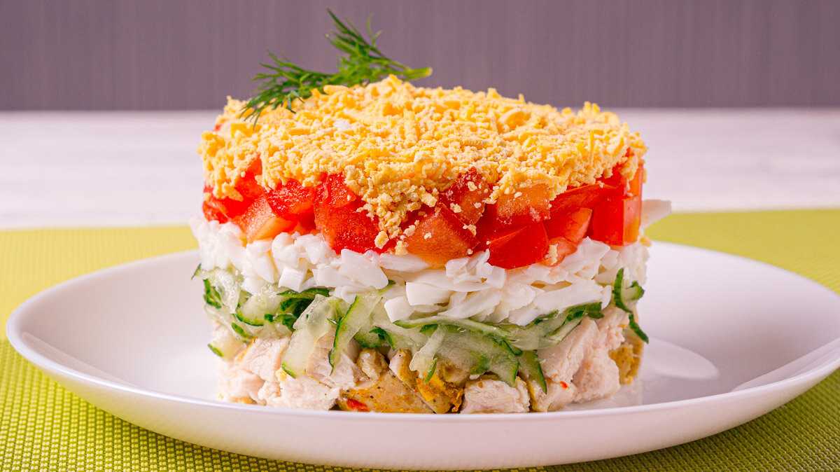 Салат с копчёной курицей и помидорами