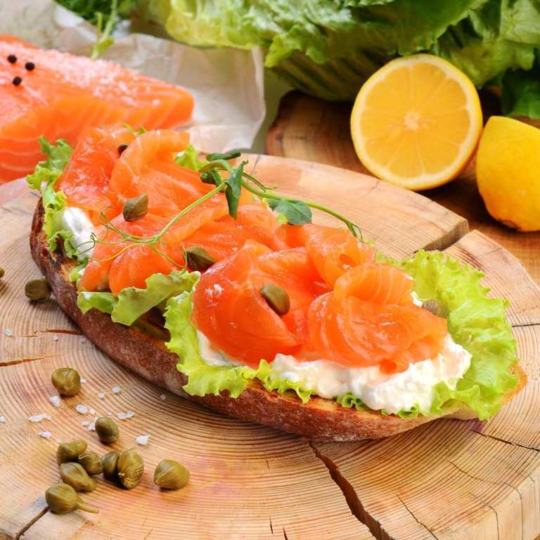 Бутерброды с красной рыбой — 10 простых и вкусных рецептов для праздничного стола