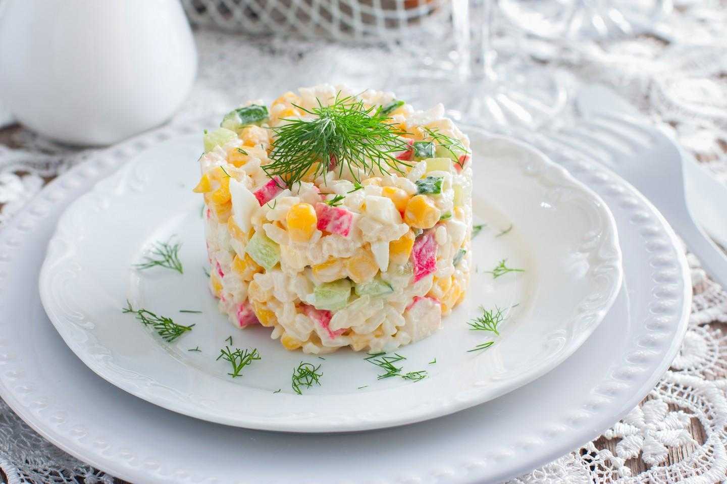 Крабовый салат с огурцом и кукурузой – 6 классических рецептов - советдня