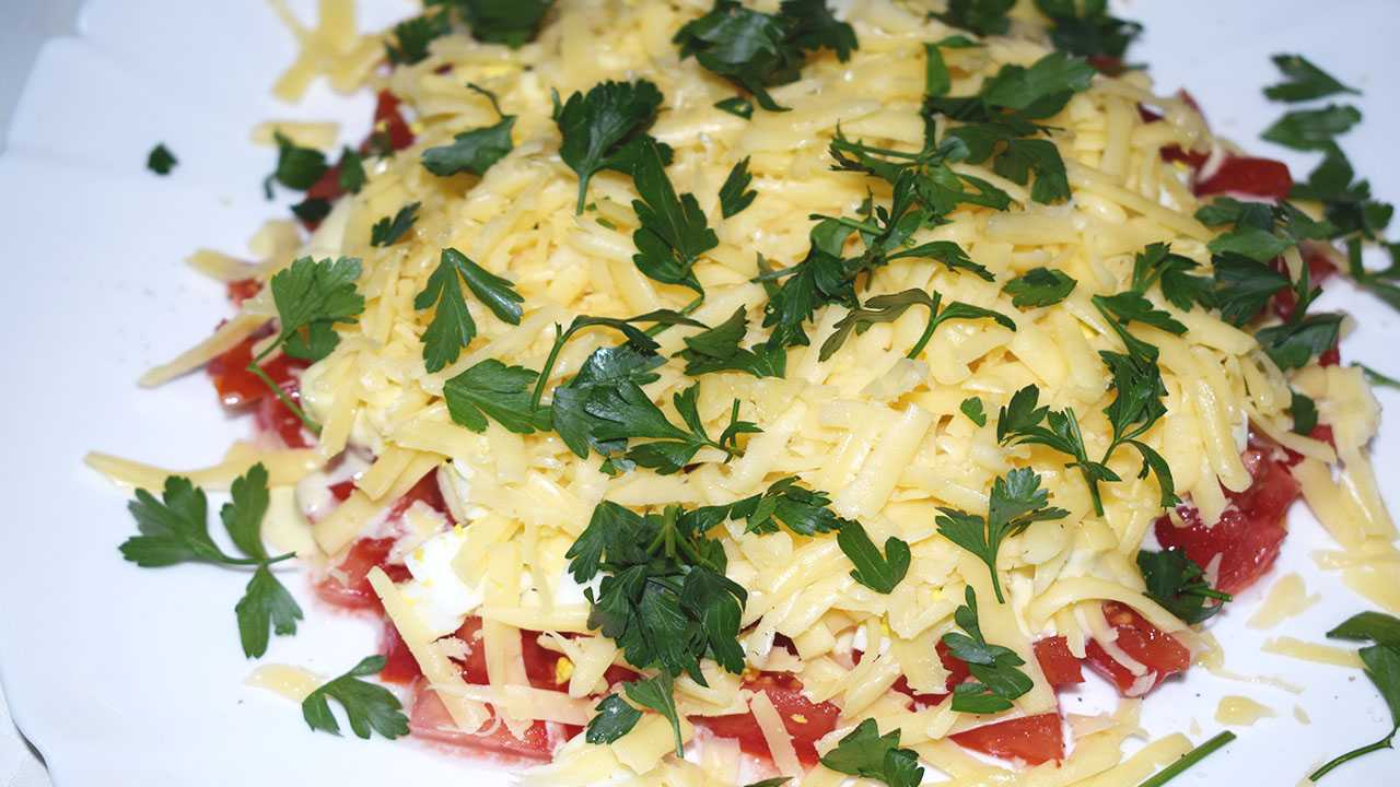 20 салатов с курицей и сыром, которые украсят любой стол