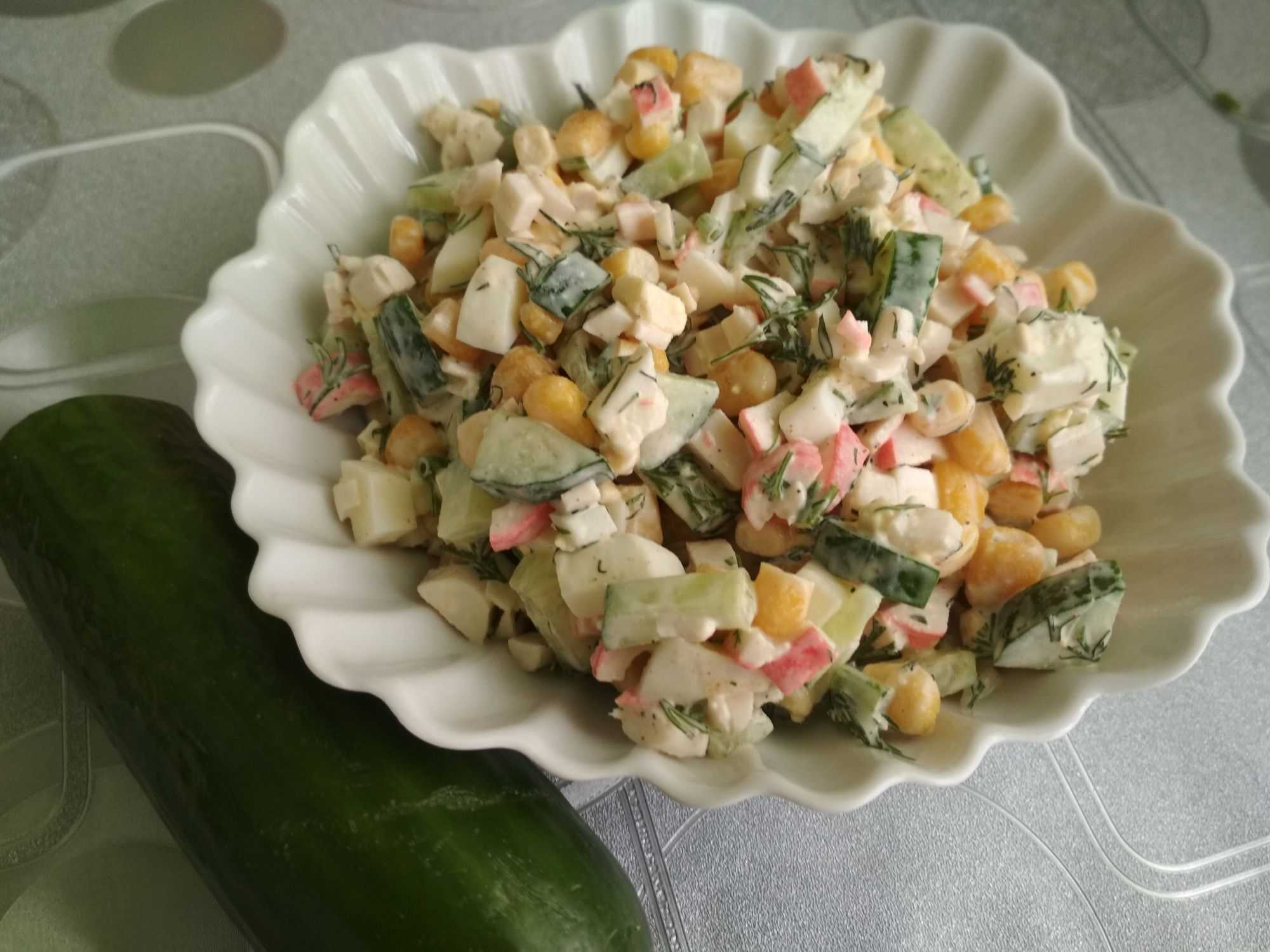 Салаты с крабовыми палочками и рисом — по классическим рецептам