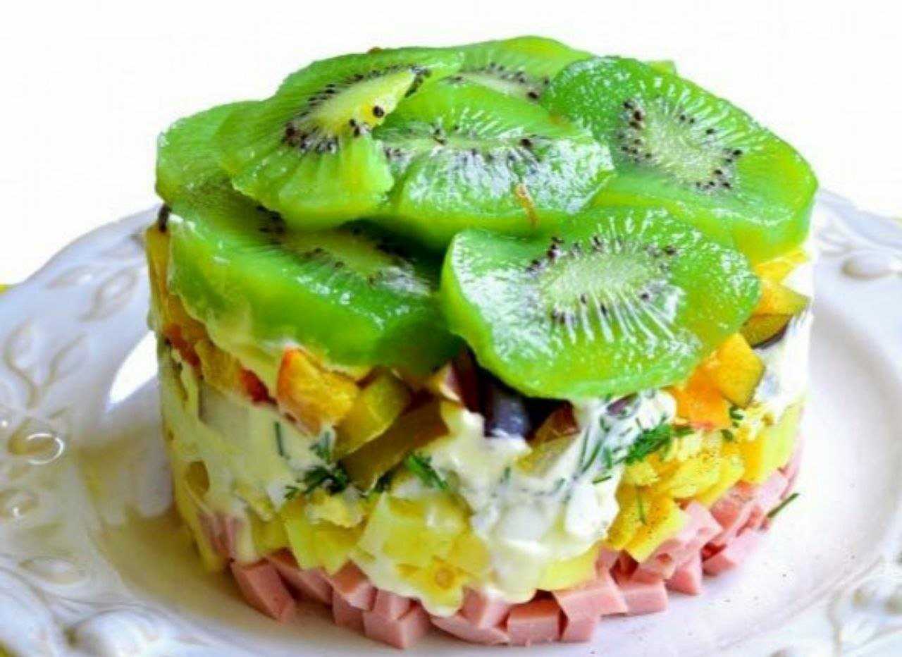 Салат «изумрудный браслет» с курицей и киви: 5 рецептов
