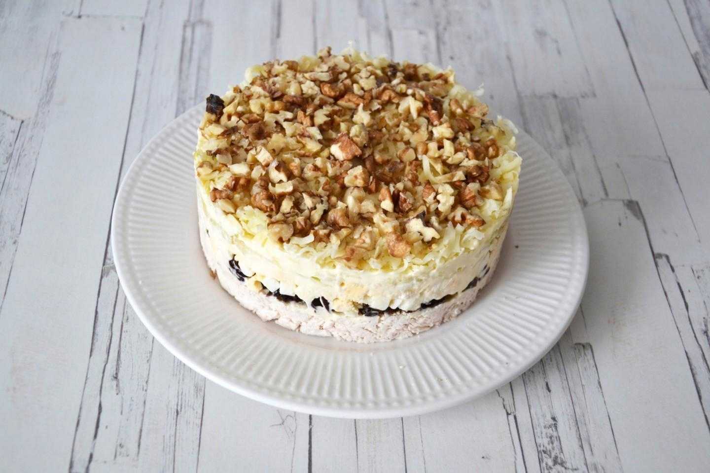 Салат с черносливом, курицей, сыром и яйцами - 6 пошаговых фото в рецепте