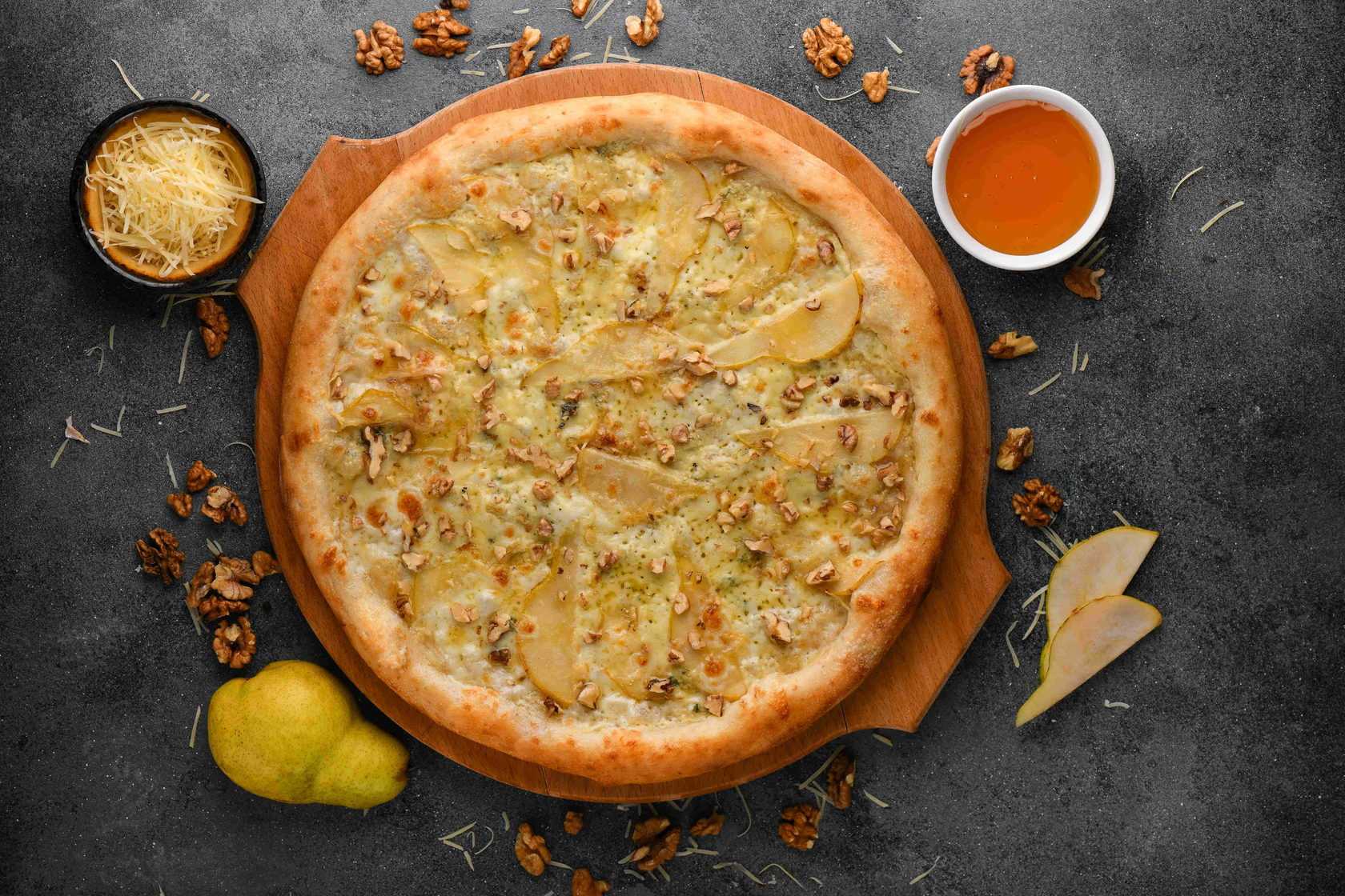 Пицца с сыром и грушей