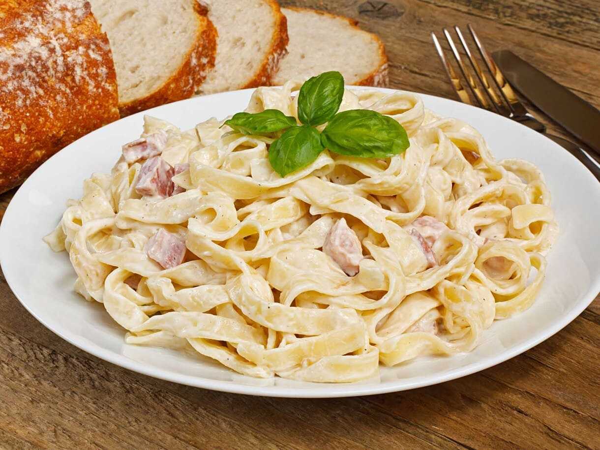 Способ приготовления пасты карбонара. карбонара с беконом и сливками – отличная идея для сытного ужина. рецепты карбонары с беконом и сливками от итальянских гурме. - ribodelov.ru