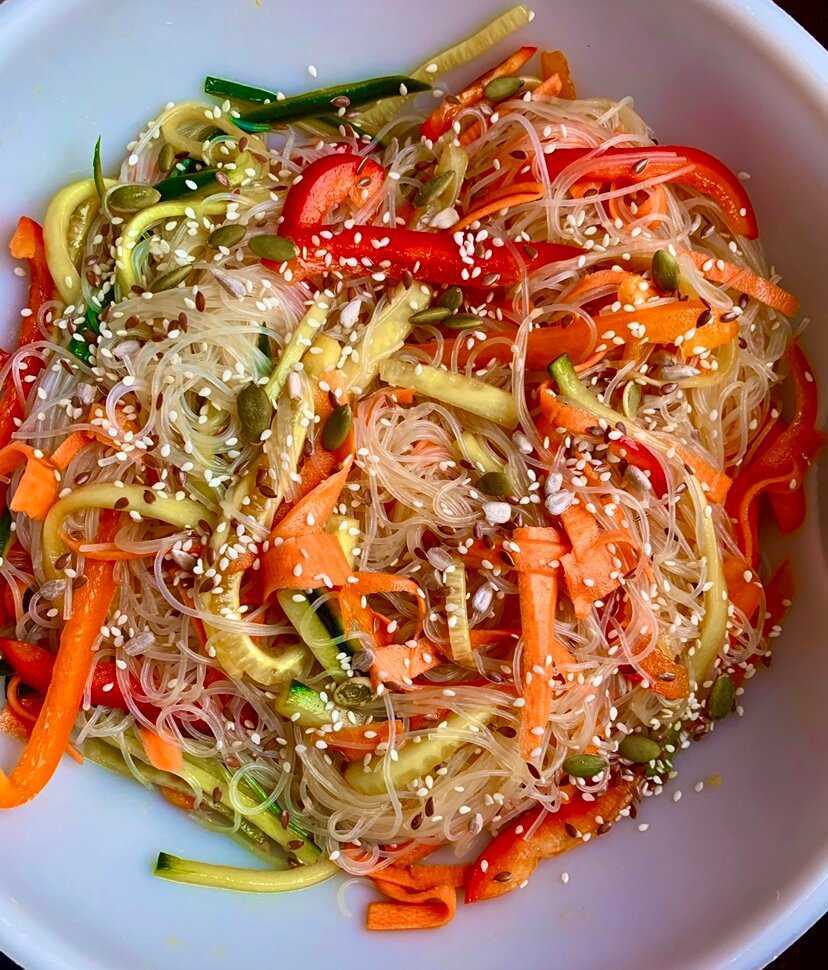 Салат с фунчозой и курицей с овощами