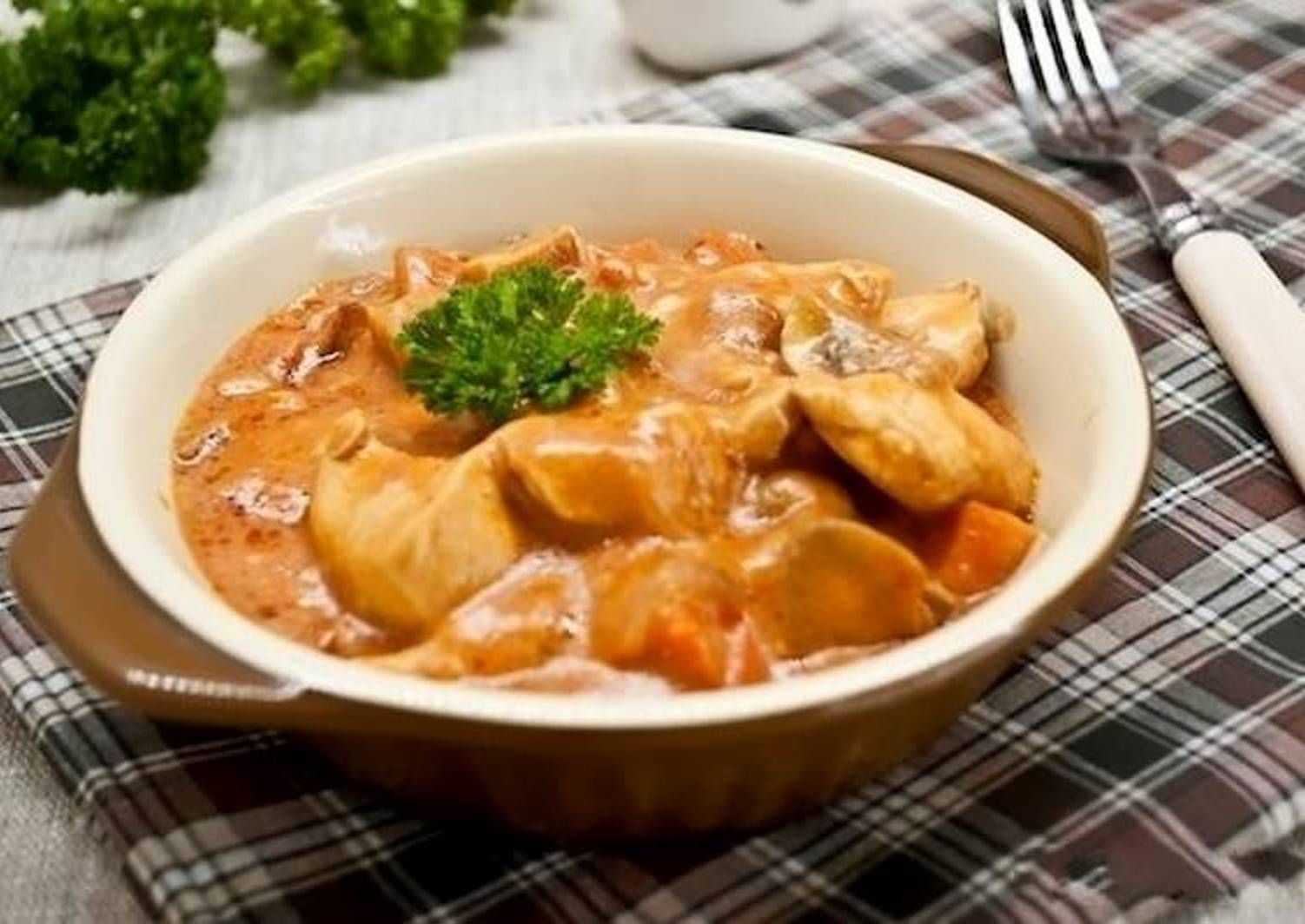 Мамин рецепт гуляша из курицы с грибами с фото пошагово