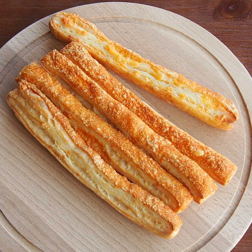 Как приготовить слоенные палочки с кунжутом: простой рецепт