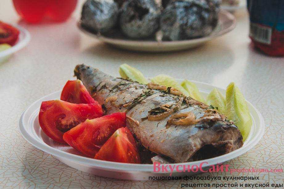 Скумбрия с лимоном, запечённая на мангале