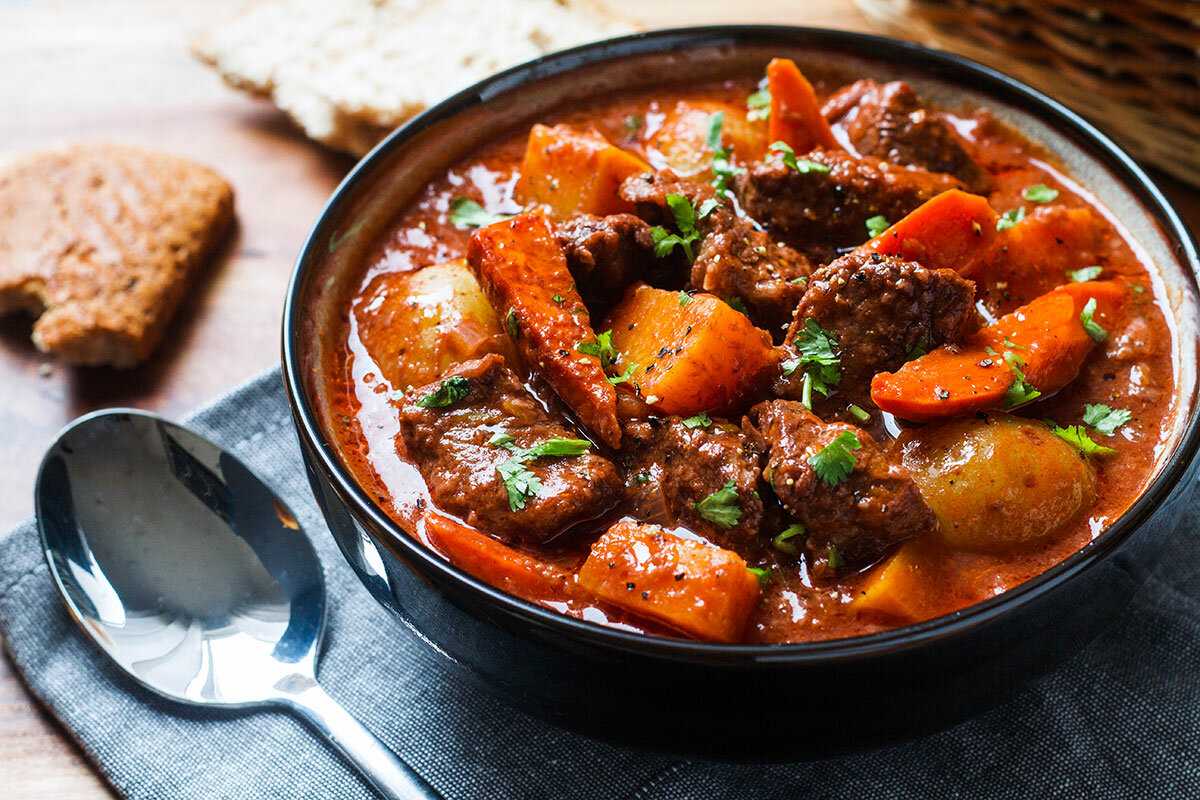 Как приготовить гуляш из свинины с подливкой, чтобы мясо было мягким и сочным
