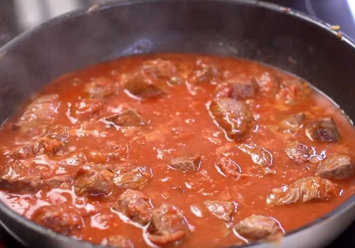Вкусный гуляш с подливкой: 5 пошаговых рецептов с фото