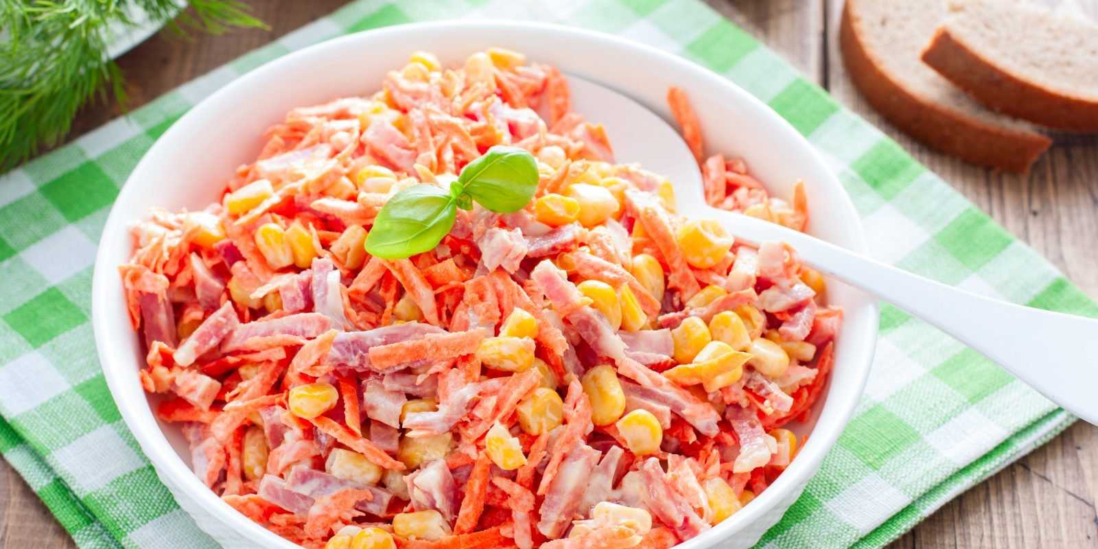 Салаты с копченой колбасой — топ-9 самых вкусных и простых рецептов: с фасолью, свежим огурцом, сухариками, корейской морковкой, пекинской капустой — тортомарафон