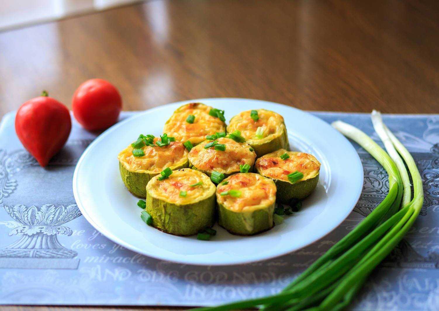 Кабачки фаршированные мясным фаршем и овощами в духовке