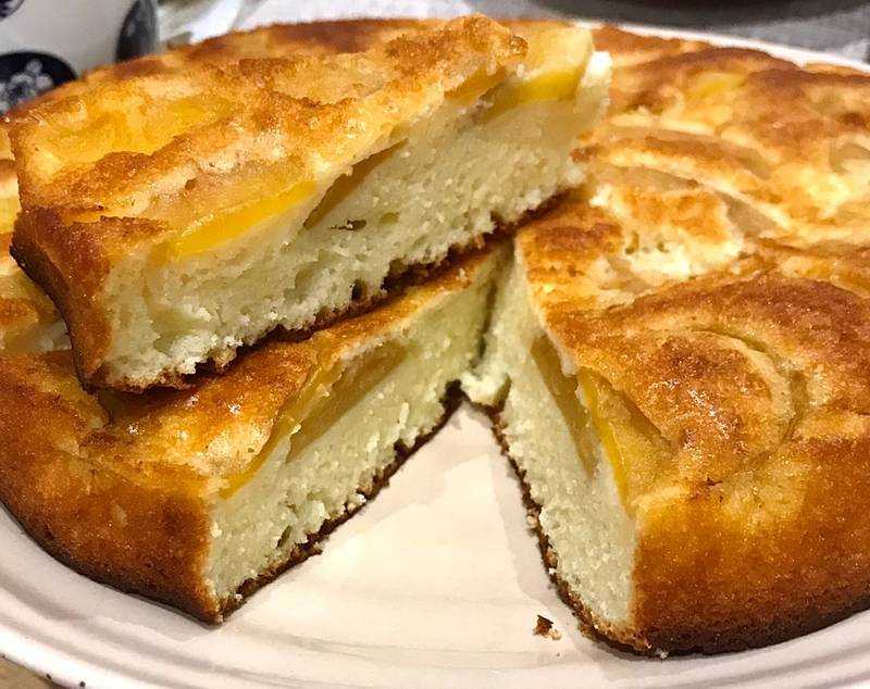 Шарлотка с яблоками и бананом
