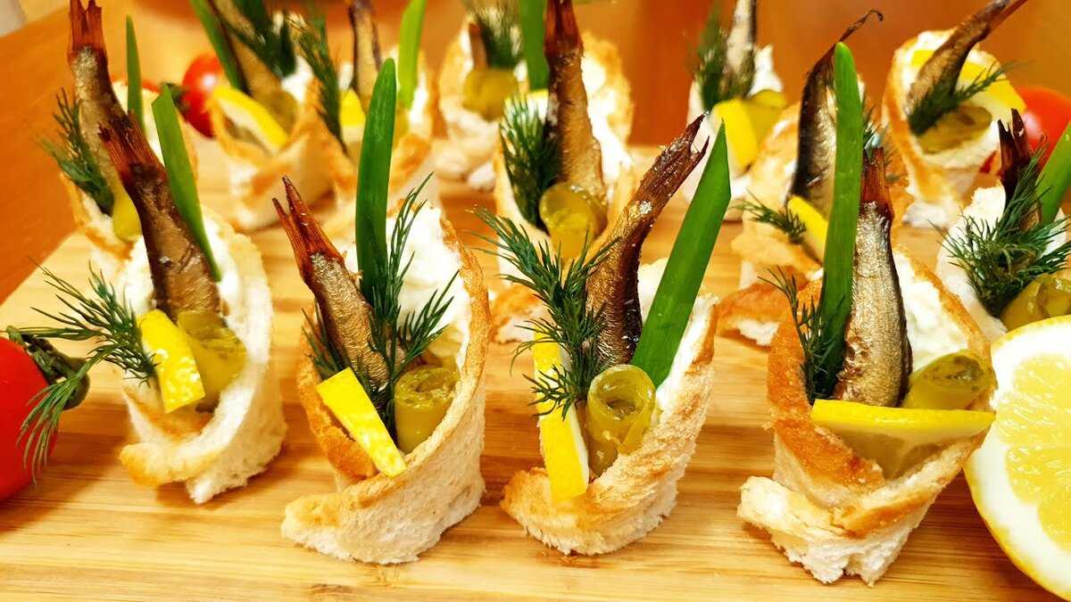 Бутерброды со шпротами и соленым огурцом - рецепт с фото