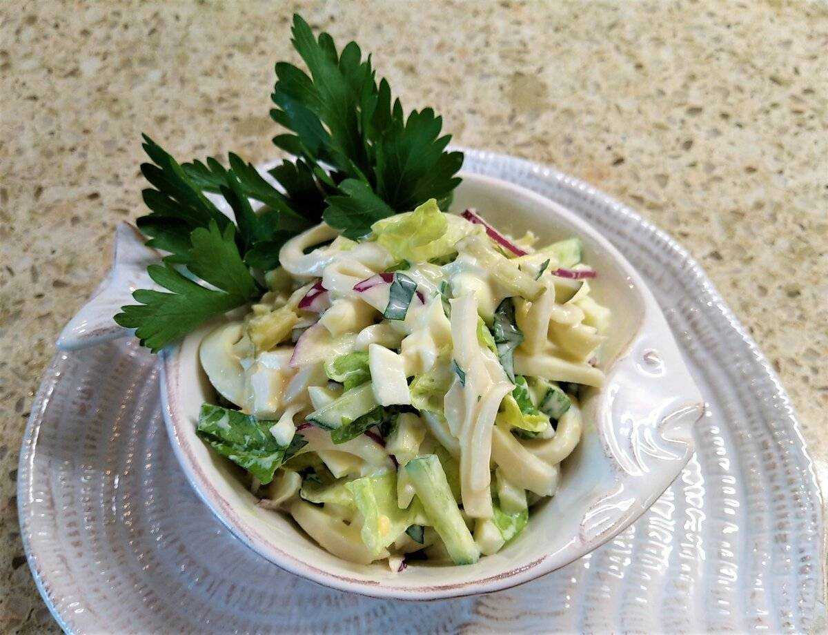 Салат с кальмарами и яйцом – 5 самых вкусных пошаговых рецептов