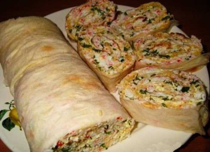 Рулет из лаваша с крабовыми палочками – 8 быстрых рецептов закуски