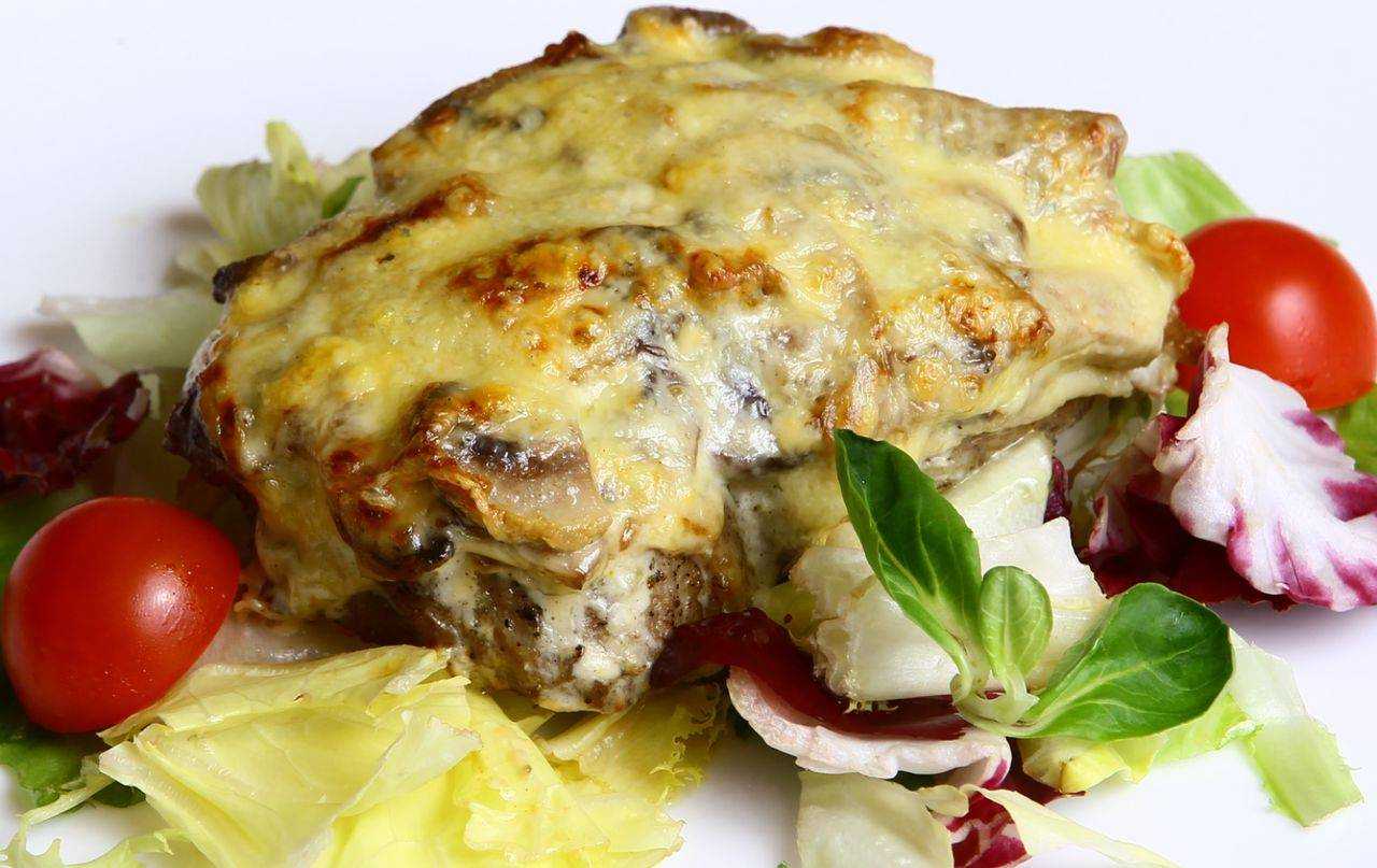 Лучшие рецепты мяса по-французски, запеченного в духовке — свинина под сыром получается удивительно сочной